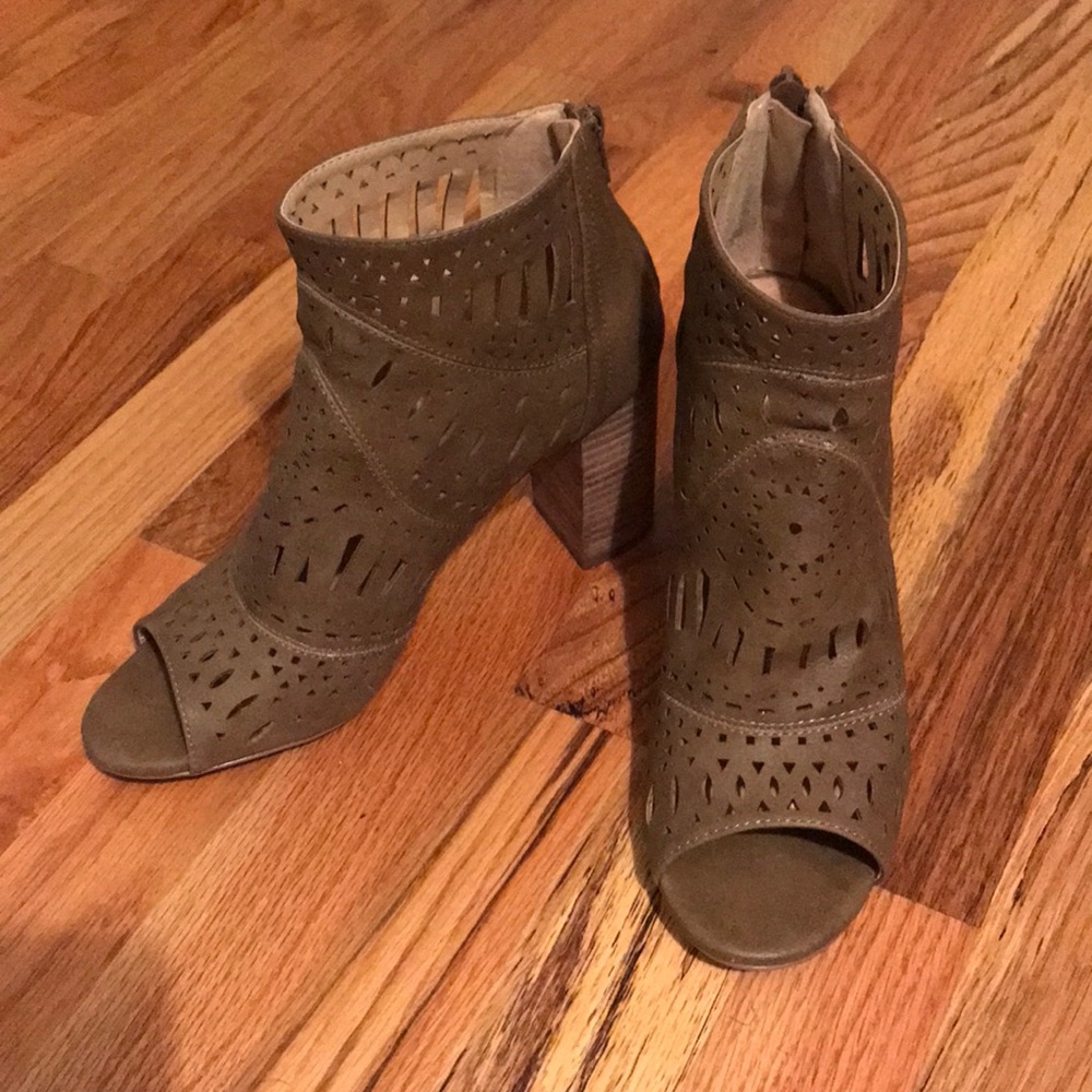 Restricted brand shoe